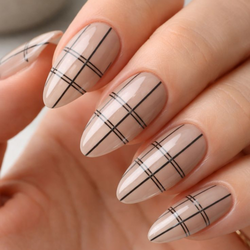 Eleganter Nude mit schwarzer Geometrie