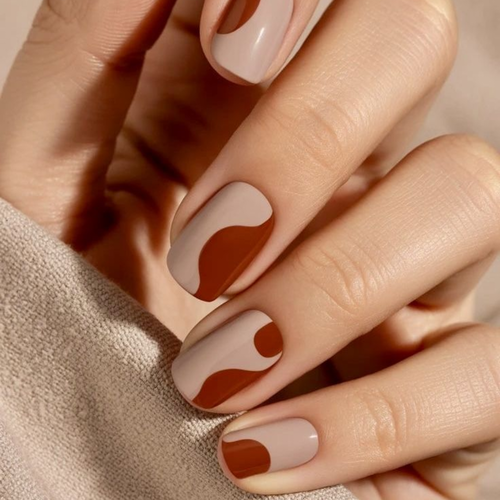 Nude mit wellenförmigen braunen Akzenten