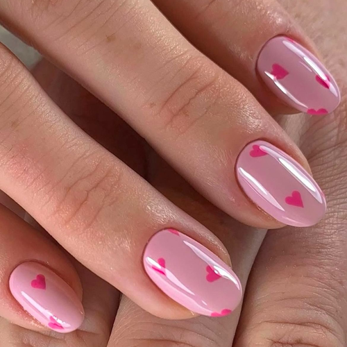 Rosa Nägel mit Herzen
