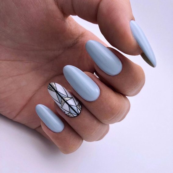 Зимний маникюр 2023-2024 (голубой с геометрическим узором)