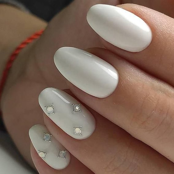 Зимний маникюр 2023-2024 (белый со стразами)