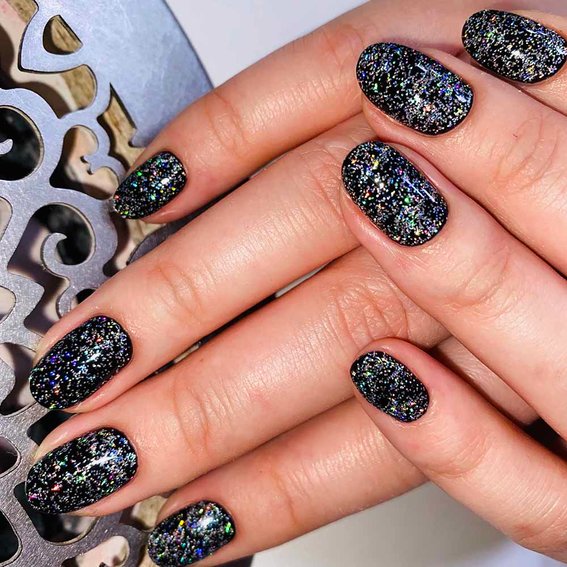 Черный маникюр (цветные блестки)
