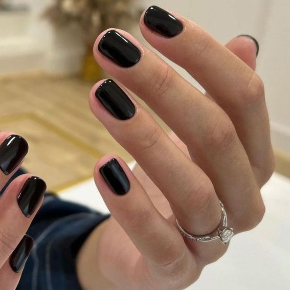 Черный маникюр (короткие ногти)