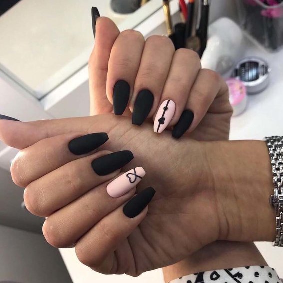 Черный маникюр (с нюдом)