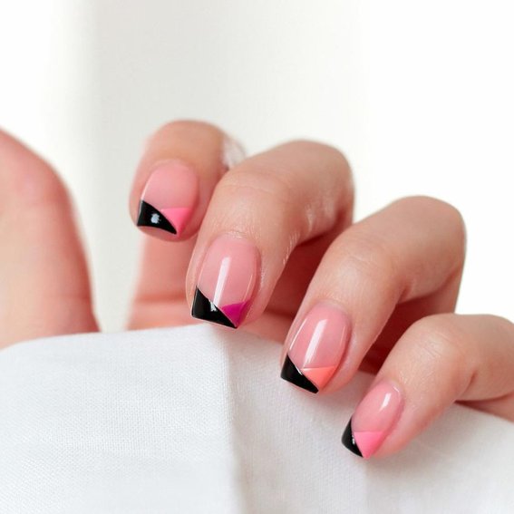 Spring manicure (geometric pink)