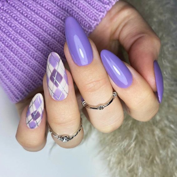 Весенний маникюр (фиолетовый с геометрическим узором)