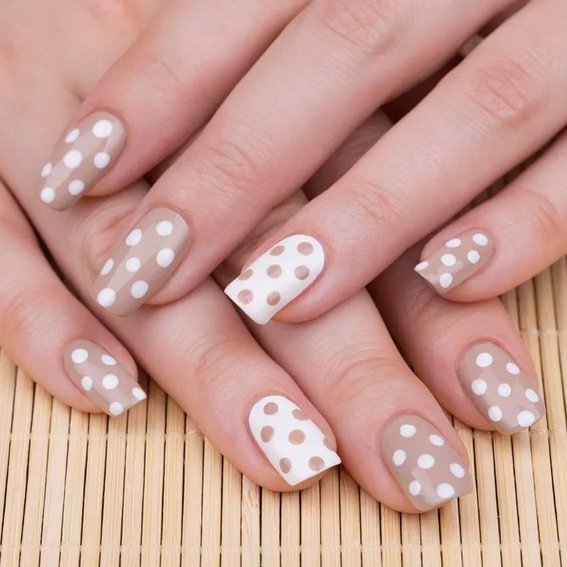 Manicure w kropki  (Duży groszek)