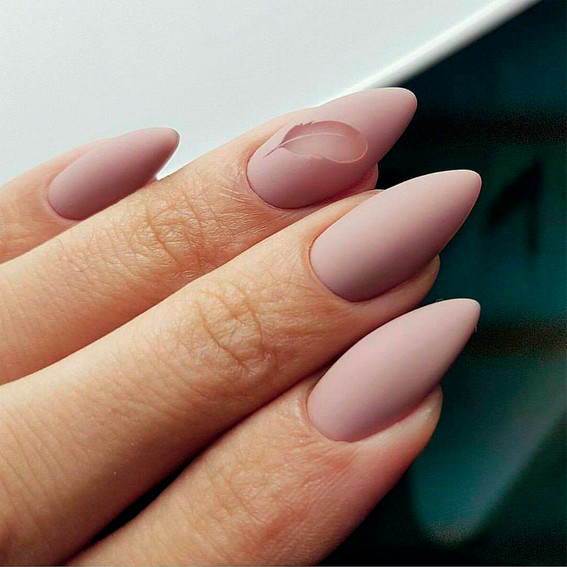 Minimalistyczny manicure (Nude Design)