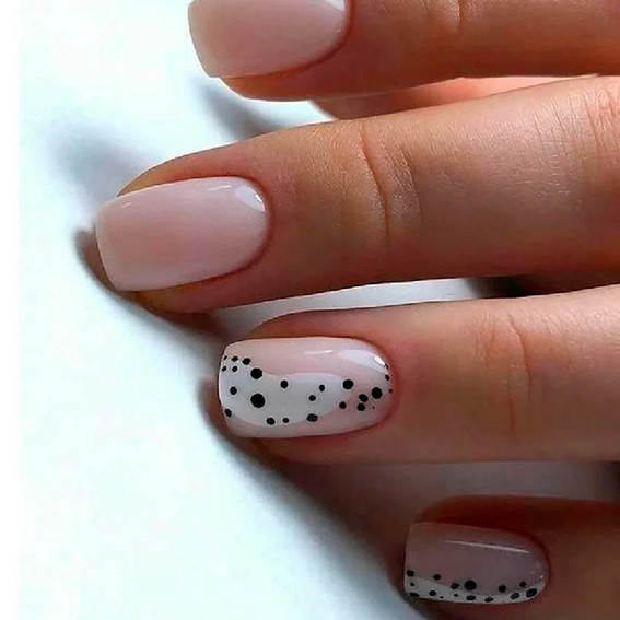 Minimalistyczny manicure (W Kropki)