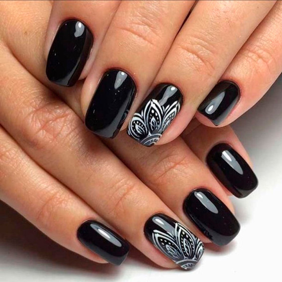 Маникюр с цветами (Черно-белый)