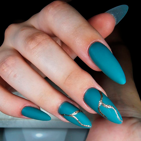 Тренды маникюра - декабрь 2024 (Металический акцент)