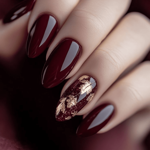 Dunkelrote Maniküre (Design mit Blättern)