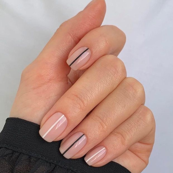 Нюдовый маникюр с акцентной полоской