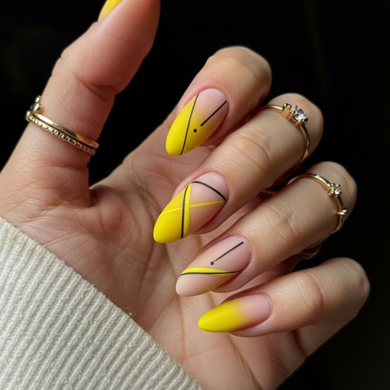 Геометрические узоры на ногтях