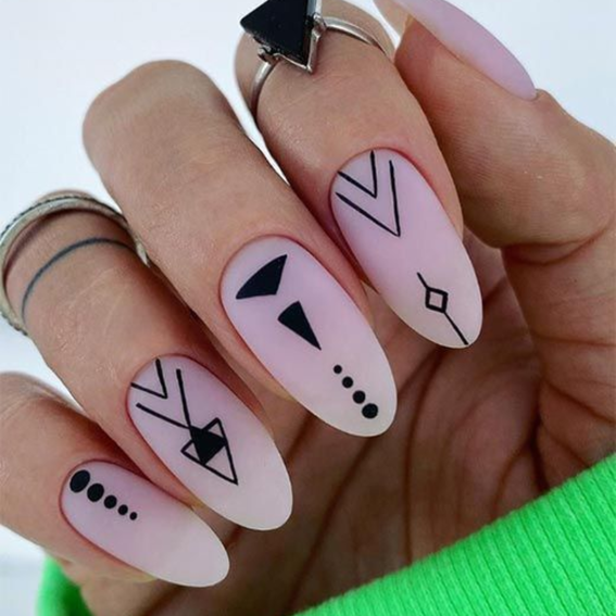 Nude-Maniküre mit Geometrie