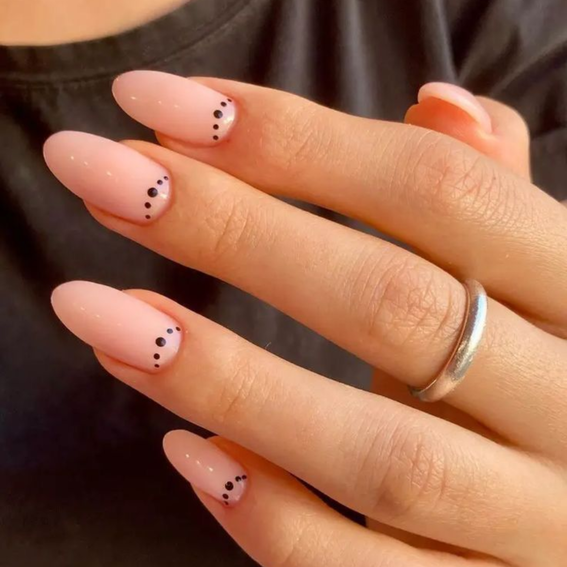 Бежевые ногти с геометрией