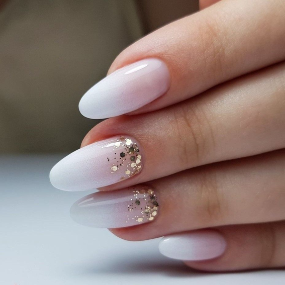 Светлые ногти с золотом