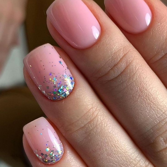 Rosa glänzende Nägel