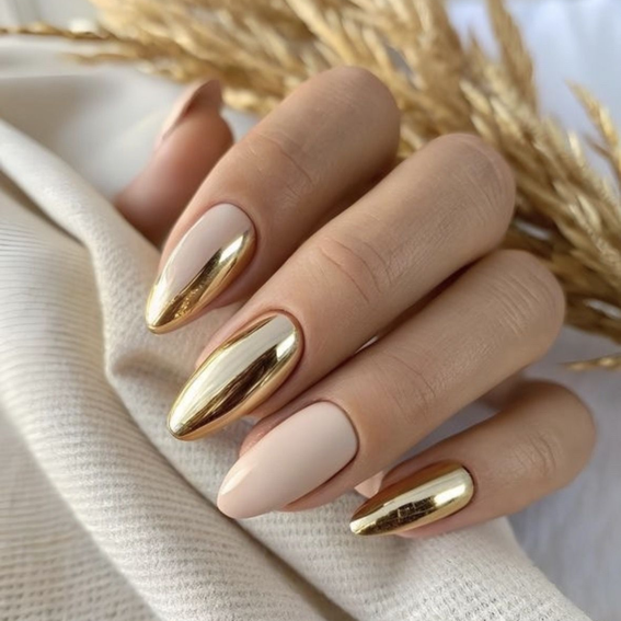 Нюдовые ногти с золотом