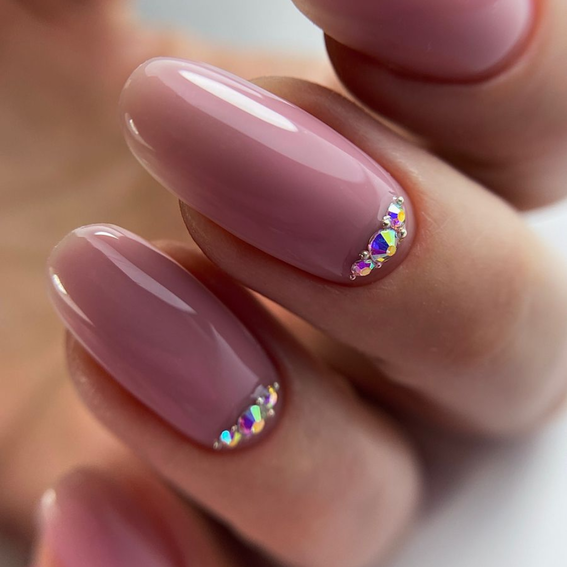 Rosa Nägel mit Verzierung