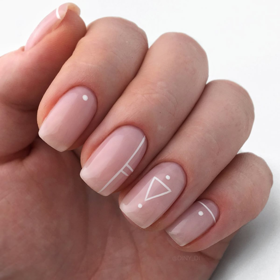 Нюдовый минимализм с белой геометрией