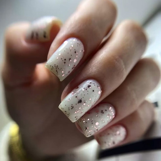 Milchige Maniküre mit Glitzer