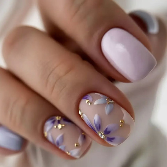 Zarte Maniküre mit violetten Blumen