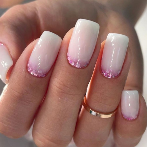 Milchige Maniküre mit rosa Glitzer