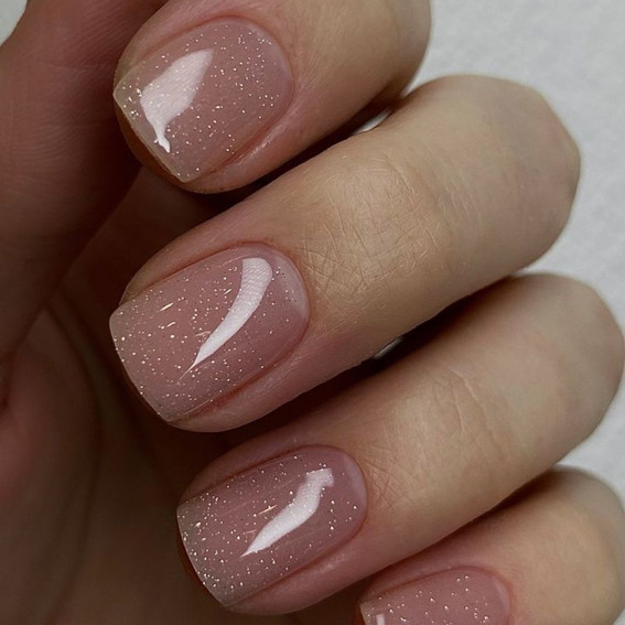 Zarte Nude-Maniküre mit Glitzer